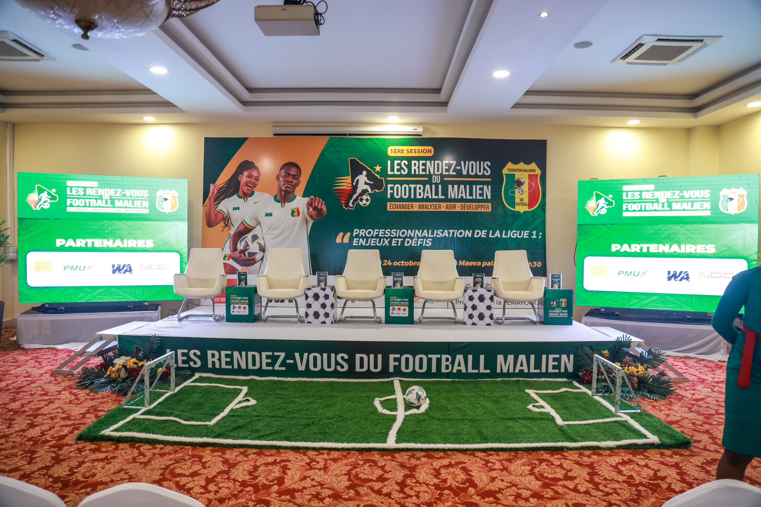  Le financement reste l'un des principaux défis de cette transition. La FEMAFOOT a porté la subvention accordée à chaque club de Ligue 1 à 40 millions de FCFA, soit une augmentation de 60 %. Un soutien appréciable, mais qui ne saurait garantir, à lui seul, la viabilité économique des clubs.   Les panélistes ont ainsi insisté sur la nécessité de diversifier les ressources à travers le sponsoring, la billetterie, les partenariats commerciaux et la formation des jeunes. La proposition d'un pacte économique a également été avancée pour mieux accompagner les clubs, évaluer leurs besoins et développer de nouvelles sources de revenus.   L'attractivité du championnat a aussi alimenté les discussions. Pour faire revenir le public dans les stades et séduire davantage de partenaires, des animations autour des rencontres, notamment des prestations artistiques et des opérations promotionnelles, ont été envisagées.   Autre préoccupation majeure : les infrastructures sportives. Plusieurs clubs ne disposent toujours pas d'installations adaptées aux exigences du professionnalisme. Les possibilités de financement offertes par les programmes de développement de la FIFA ont été évoquées pour soutenir la réalisation de projets d'infrastructures.   Au-delà des annonces, les participants ont souligné l'importance d'une mise en œuvre progressive des réformes, tenant compte des réalités économiques des clubs maliens.   Cette première édition des « Rendez-vous du football malien » a ainsi permis de dégager plusieurs pistes de réflexion. Reste désormais à transformer ces ambitions en mesures concrètes pour faire de la Ligue 1 un championnat plus structuré, attractif et économiquement viable.    