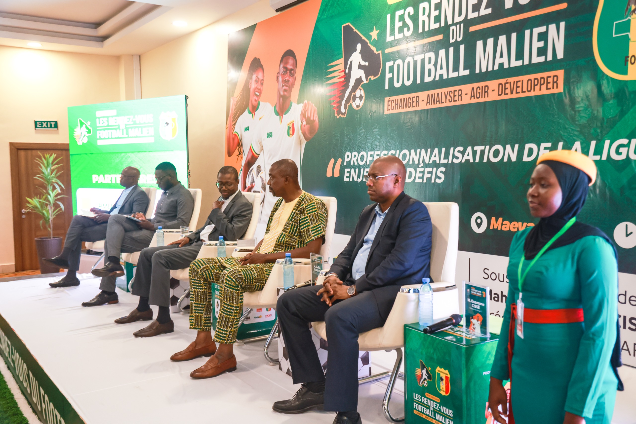  Le financement reste l'un des principaux défis de cette transition. La FEMAFOOT a porté la subvention accordée à chaque club de Ligue 1 à 40 millions de FCFA, soit une augmentation de 60 %. Un soutien appréciable, mais qui ne saurait garantir, à lui seul, la viabilité économique des clubs.   Les panélistes ont ainsi insisté sur la nécessité de diversifier les ressources à travers le sponsoring, la billetterie, les partenariats commerciaux et la formation des jeunes. La proposition d'un pacte économique a également été avancée pour mieux accompagner les clubs, évaluer leurs besoins et développer de nouvelles sources de revenus.   L'attractivité du championnat a aussi alimenté les discussions. Pour faire revenir le public dans les stades et séduire davantage de partenaires, des animations autour des rencontres, notamment des prestations artistiques et des opérations promotionnelles, ont été envisagées.   Autre préoccupation majeure : les infrastructures sportives. Plusieurs clubs ne disposent toujours pas d'installations adaptées aux exigences du professionnalisme. Les possibilités de financement offertes par les programmes de développement de la FIFA ont été évoquées pour soutenir la réalisation de projets d'infrastructures.   Au-delà des annonces, les participants ont souligné l'importance d'une mise en œuvre progressive des réformes, tenant compte des réalités économiques des clubs maliens.   Cette première édition des « Rendez-vous du football malien » a ainsi permis de dégager plusieurs pistes de réflexion. Reste désormais à transformer ces ambitions en mesures concrètes pour faire de la Ligue 1 un championnat plus structuré, attractif et économiquement viable.    