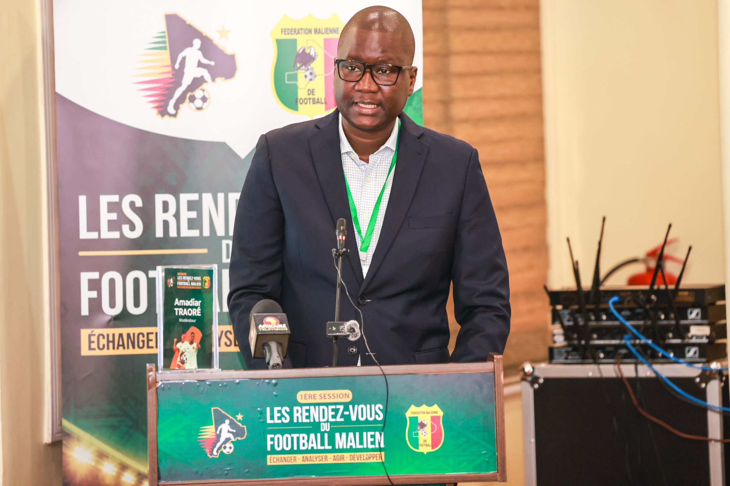  Le financement reste l'un des principaux défis de cette transition. La FEMAFOOT a porté la subvention accordée à chaque club de Ligue 1 à 40 millions de FCFA, soit une augmentation de 60 %. Un soutien appréciable, mais qui ne saurait garantir, à lui seul, la viabilité économique des clubs.   Les panélistes ont ainsi insisté sur la nécessité de diversifier les ressources à travers le sponsoring, la billetterie, les partenariats commerciaux et la formation des jeunes. La proposition d'un pacte économique a également été avancée pour mieux accompagner les clubs, évaluer leurs besoins et développer de nouvelles sources de revenus.   L'attractivité du championnat a aussi alimenté les discussions. Pour faire revenir le public dans les stades et séduire davantage de partenaires, des animations autour des rencontres, notamment des prestations artistiques et des opérations promotionnelles, ont été envisagées.   Autre préoccupation majeure : les infrastructures sportives. Plusieurs clubs ne disposent toujours pas d'installations adaptées aux exigences du professionnalisme. Les possibilités de financement offertes par les programmes de développement de la FIFA ont été évoquées pour soutenir la réalisation de projets d'infrastructures.   Au-delà des annonces, les participants ont souligné l'importance d'une mise en œuvre progressive des réformes, tenant compte des réalités économiques des clubs maliens.   Cette première édition des « Rendez-vous du football malien » a ainsi permis de dégager plusieurs pistes de réflexion. Reste désormais à transformer ces ambitions en mesures concrètes pour faire de la Ligue 1 un championnat plus structuré, attractif et économiquement viable.    
