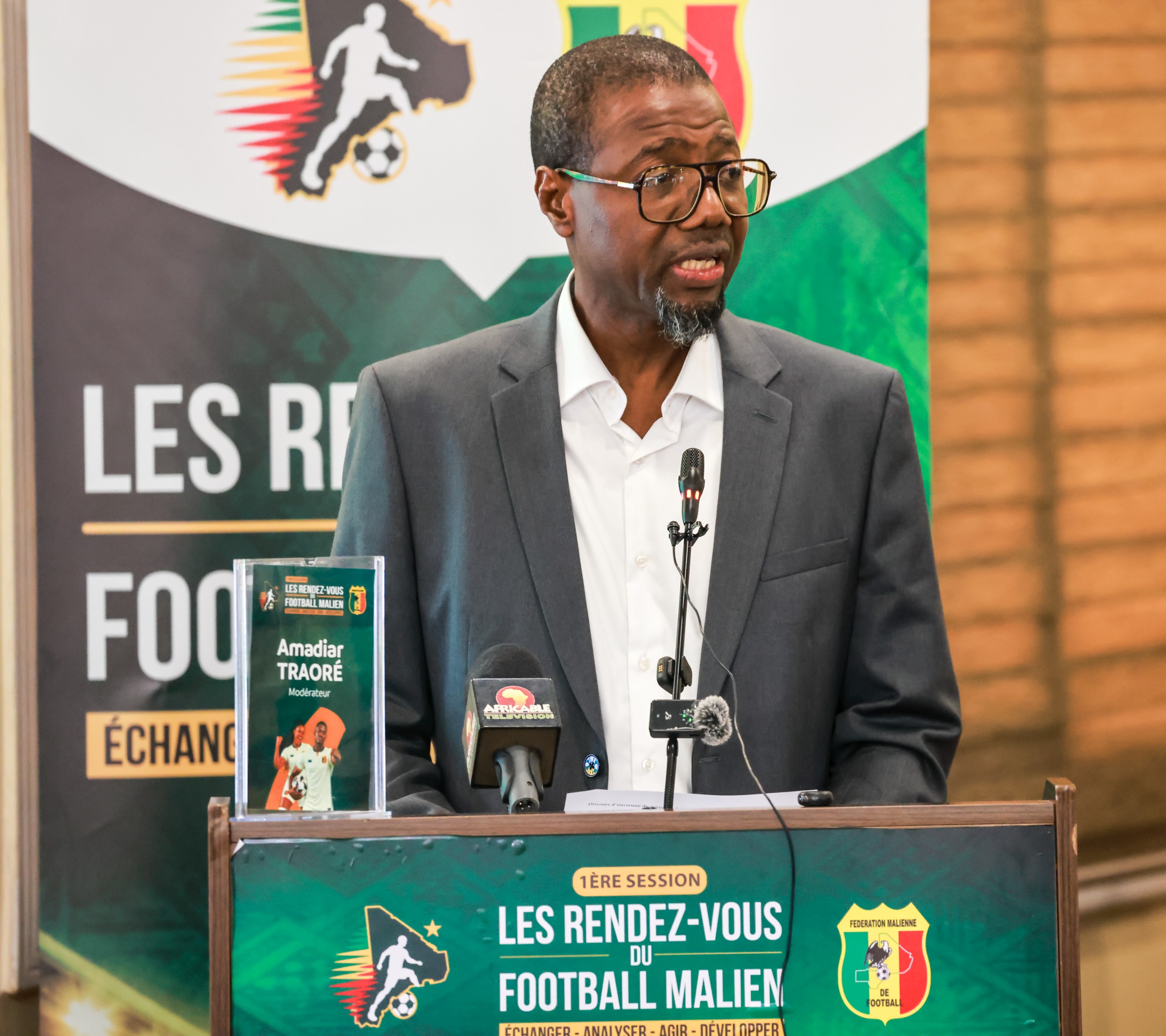  Le financement reste l'un des principaux défis de cette transition. La FEMAFOOT a porté la subvention accordée à chaque club de Ligue 1 à 40 millions de FCFA, soit une augmentation de 60 %. Un soutien appréciable, mais qui ne saurait garantir, à lui seul, la viabilité économique des clubs.   Les panélistes ont ainsi insisté sur la nécessité de diversifier les ressources à travers le sponsoring, la billetterie, les partenariats commerciaux et la formation des jeunes. La proposition d'un pacte économique a également été avancée pour mieux accompagner les clubs, évaluer leurs besoins et développer de nouvelles sources de revenus.   L'attractivité du championnat a aussi alimenté les discussions. Pour faire revenir le public dans les stades et séduire davantage de partenaires, des animations autour des rencontres, notamment des prestations artistiques et des opérations promotionnelles, ont été envisagées.   Autre préoccupation majeure : les infrastructures sportives. Plusieurs clubs ne disposent toujours pas d'installations adaptées aux exigences du professionnalisme. Les possibilités de financement offertes par les programmes de développement de la FIFA ont été évoquées pour soutenir la réalisation de projets d'infrastructures.   Au-delà des annonces, les participants ont souligné l'importance d'une mise en œuvre progressive des réformes, tenant compte des réalités économiques des clubs maliens.   Cette première édition des « Rendez-vous du football malien » a ainsi permis de dégager plusieurs pistes de réflexion. Reste désormais à transformer ces ambitions en mesures concrètes pour faire de la Ligue 1 un championnat plus structuré, attractif et économiquement viable.    