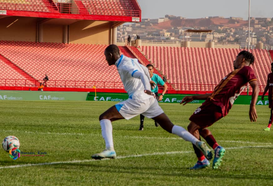  COUPES AFRICAINES DES CLUBS (J5) : LE MALI RESTE À QUAI  Les représentants maliens, le Djoliba AC et le Stade malien de Bamako, sont tous éliminés ce dimanche soir au sortir de la 5e journée.  Grosse désillusion pour les représentants maliens en compétitions interclubs CAF. Ni le Djoliba AC, ni le Stade malien ne sera présent en quarts de finale.  En Ligue des champions, après sa défaite à domicile (1-0) contre l’Espérance de Tunis, le Djoliba AC quitte la compétition avant terme.  La victoire de FC Pyramids (1-0) Sagrada Esperançca met fin au suspense du groupe D. Espérance de Tunis (10 points, +6) et Pyramids FC (10 points, +4) sont qualifiés pour les quarts de finale au détriment de Sagrada Esperança (5 points) et du Djoliba AC (2 points, 0 but marqué contre 6 encaissés), éliminés.     En Coupe CAF, le Stade malien a perdu le match décisif contre Stellenbosch, qui a gagné par 2 buts 0. Le leader du groupe B, RS Berkane a été contraint au nul par CD Lunda Sul (0-0).  Les qualifiés sont : RS Berkane (13 points) et Stellenbosch (9 points). Le Stade malien (4 points) et le CD Lunda Sul (2 points) sont éliminés.   